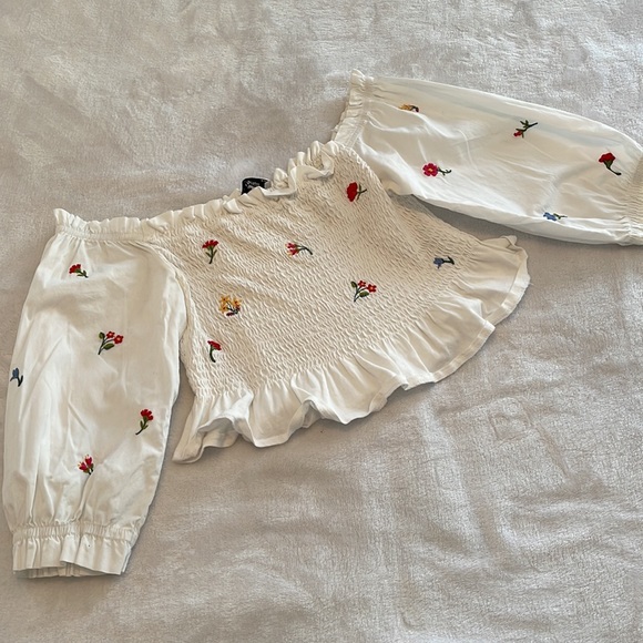 White smocked and embroidered crop top - Picture 2 of 3